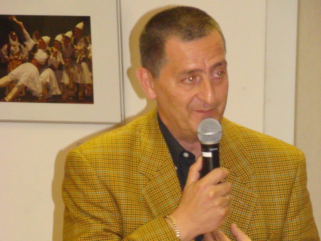 Bezirksvorsteher Hannes Derfler eröffnet die Ausstellung